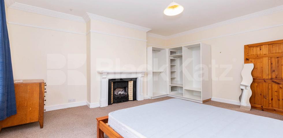 			PRIVATE ROOF TERRACE, 3 Bedroom, 1 bath, 1 reception Flat			 Upper Tollington Park N4, FINSBURY PARK / STROUD GREEN